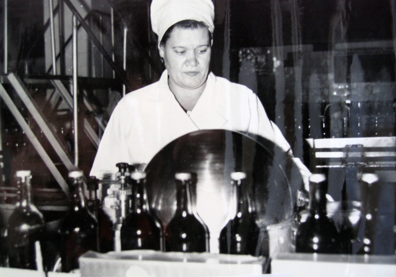 Operator Kuznetsova at the wine bottling line